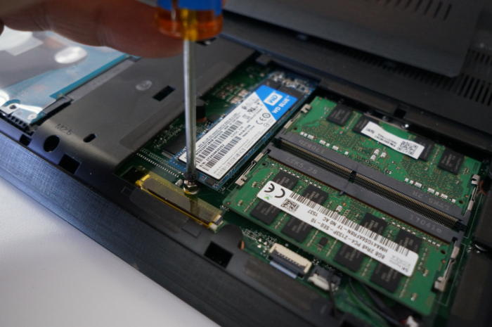 serrer les vis et remplacer le disque dur par SSD